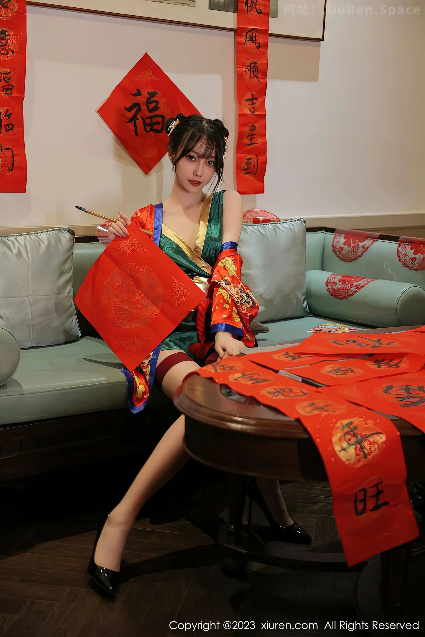 图片[4]-[XiuRen秀人网]2023.01.18 VOL.6157 是小逗逗 白色紧身旗袍加黑丝美腿性感私房写真集-秀人网官方网站